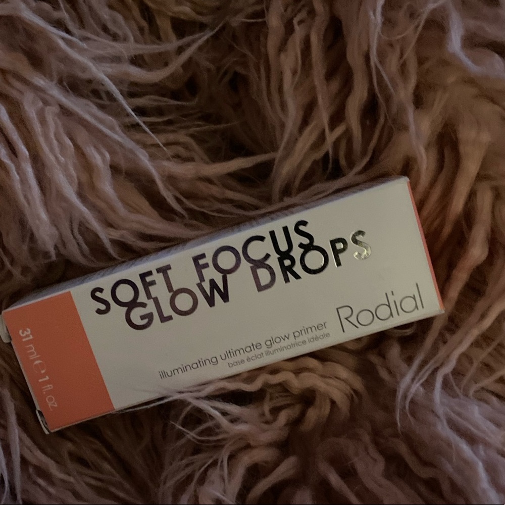 To dial Soft Focus Glow Drops